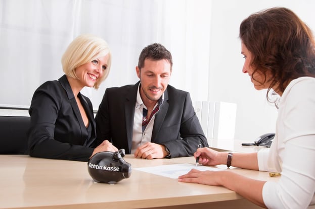 Personen_in_Büro_Gespräch