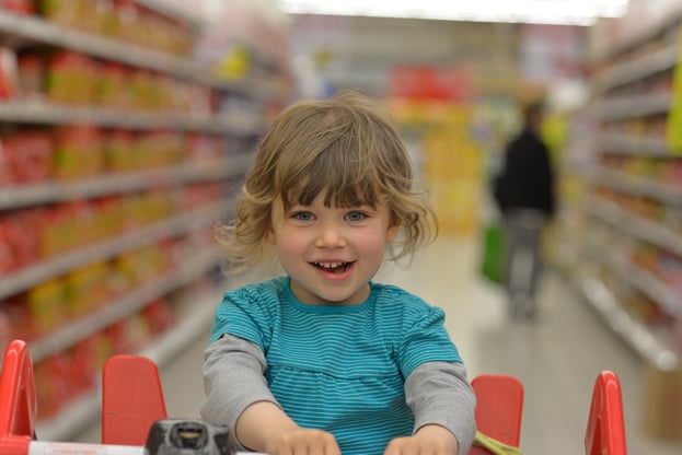 Kinder in Kinderwagen im Supermarkt