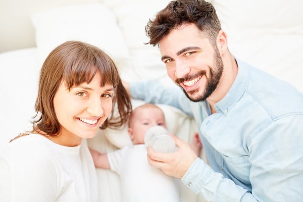AdobeStock_206377333_Eltern mit Baby_Klein